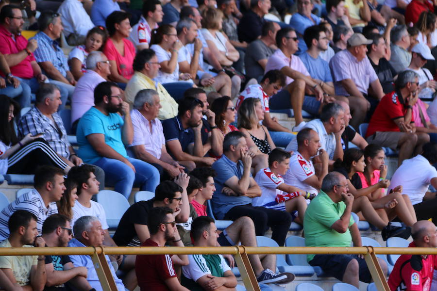 Fotos: Las imágenes de la afición en el Cultural-Real Madrid