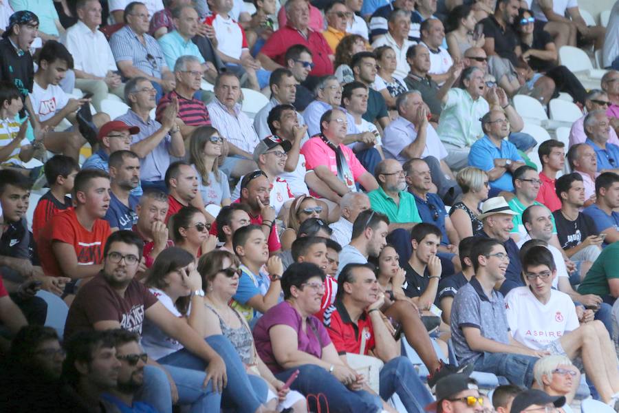 Fotos: Las imágenes de la afición en el Cultural-Real Madrid