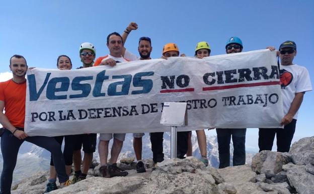 Trabajadores de Vestas en una cima leonesa. 