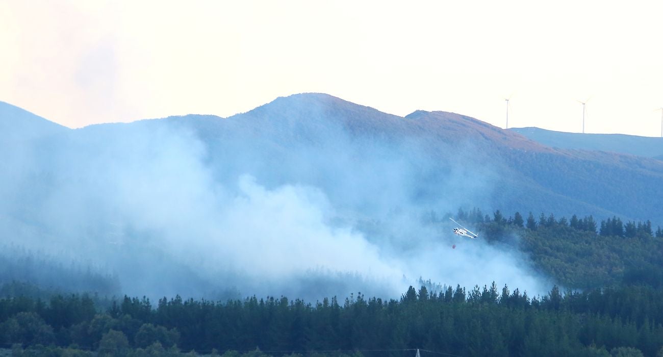 Un gran despliegue de medios aéreos controla el incendio intencionado declarado en Molinaseca