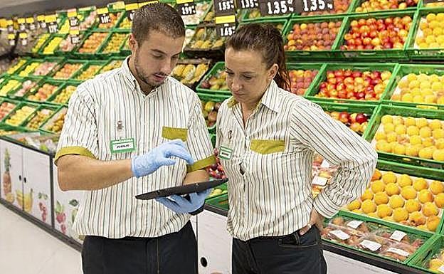 Imagen de dos trabajadores de Mercadona en un supermercado.