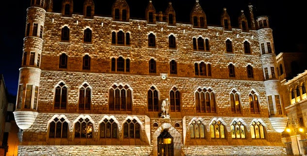 Iluminación en Casa Botines, un proyecto de IFS. 