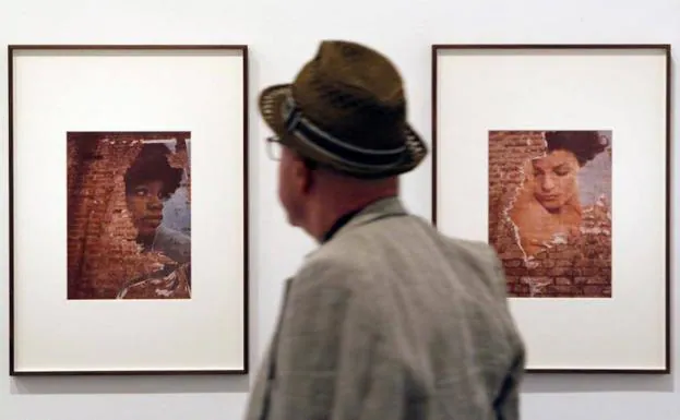 Un hombre observa una obra de la exposición 'El mapa y el territorio', de Luigi Ghirri.