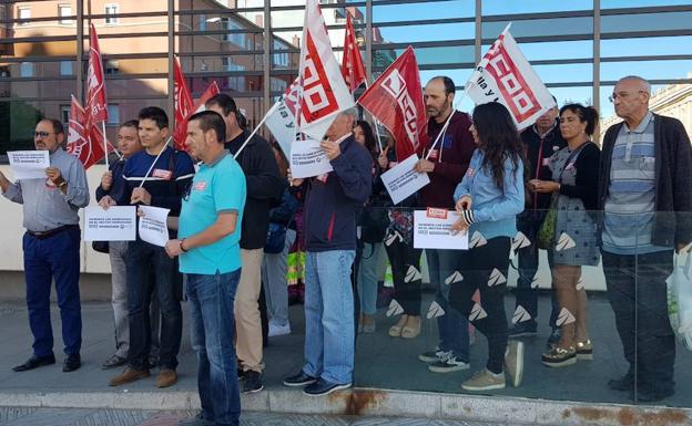 Protesta de los trabajadores en la estación de tren de León.