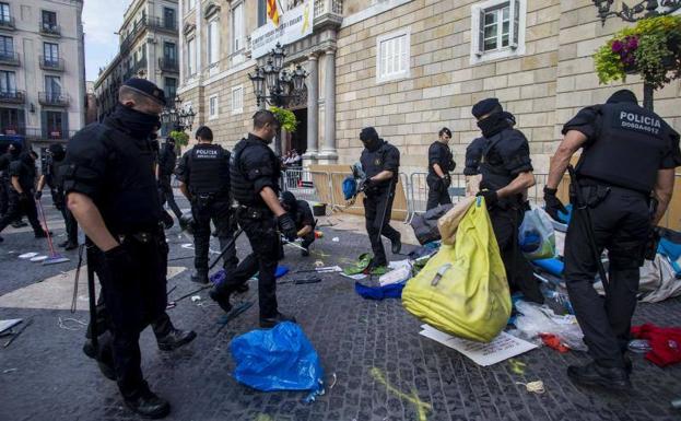 Los Mossos desalojan la acampada independentista de la plaza Sant Jaume