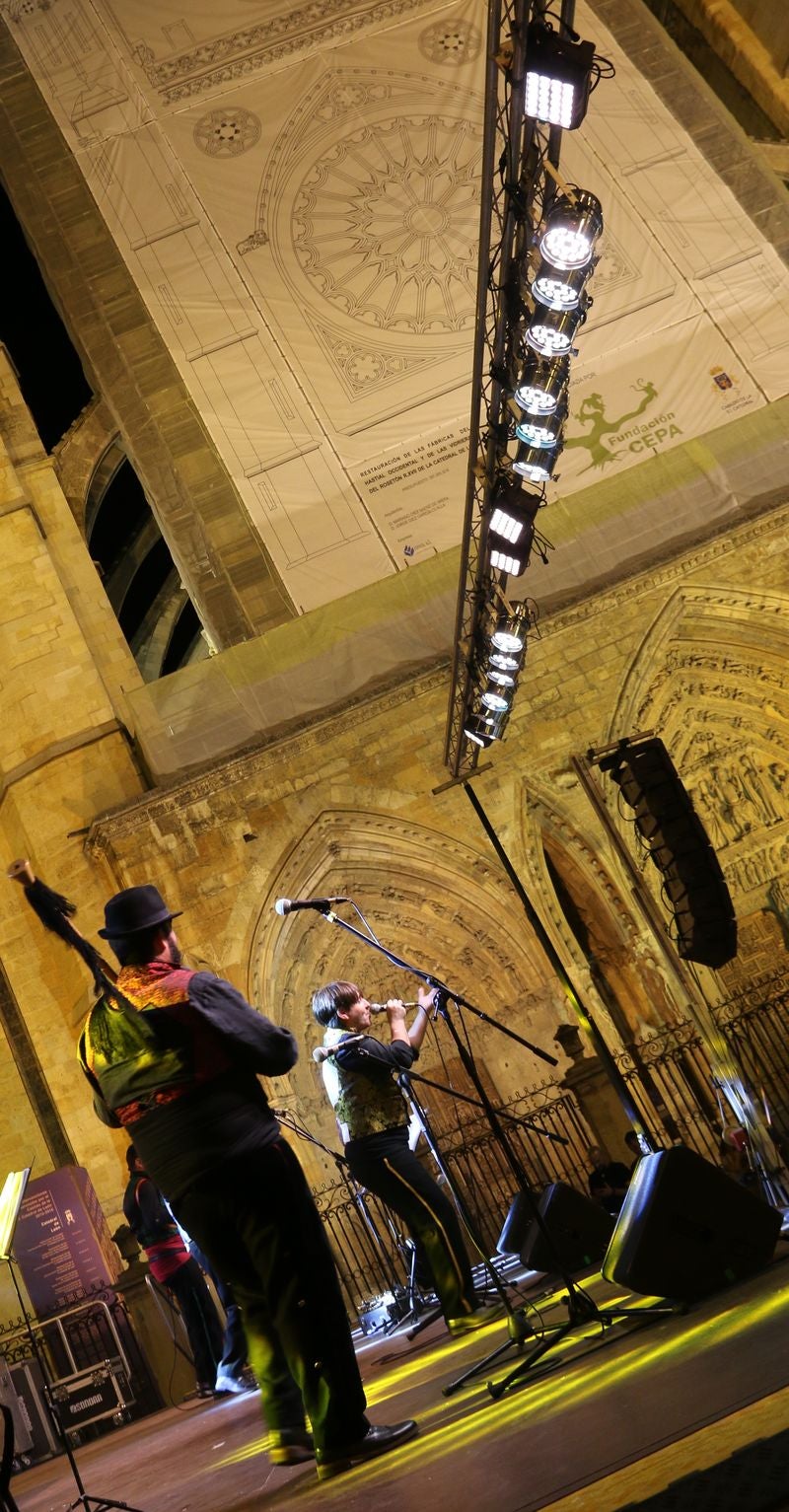 El XII Festival Celta Internacional 'Reinu de Llión' regresa con éxito a la Plaza de la Catedral de la mano de Salón Bombé y con una amplia presencia de público