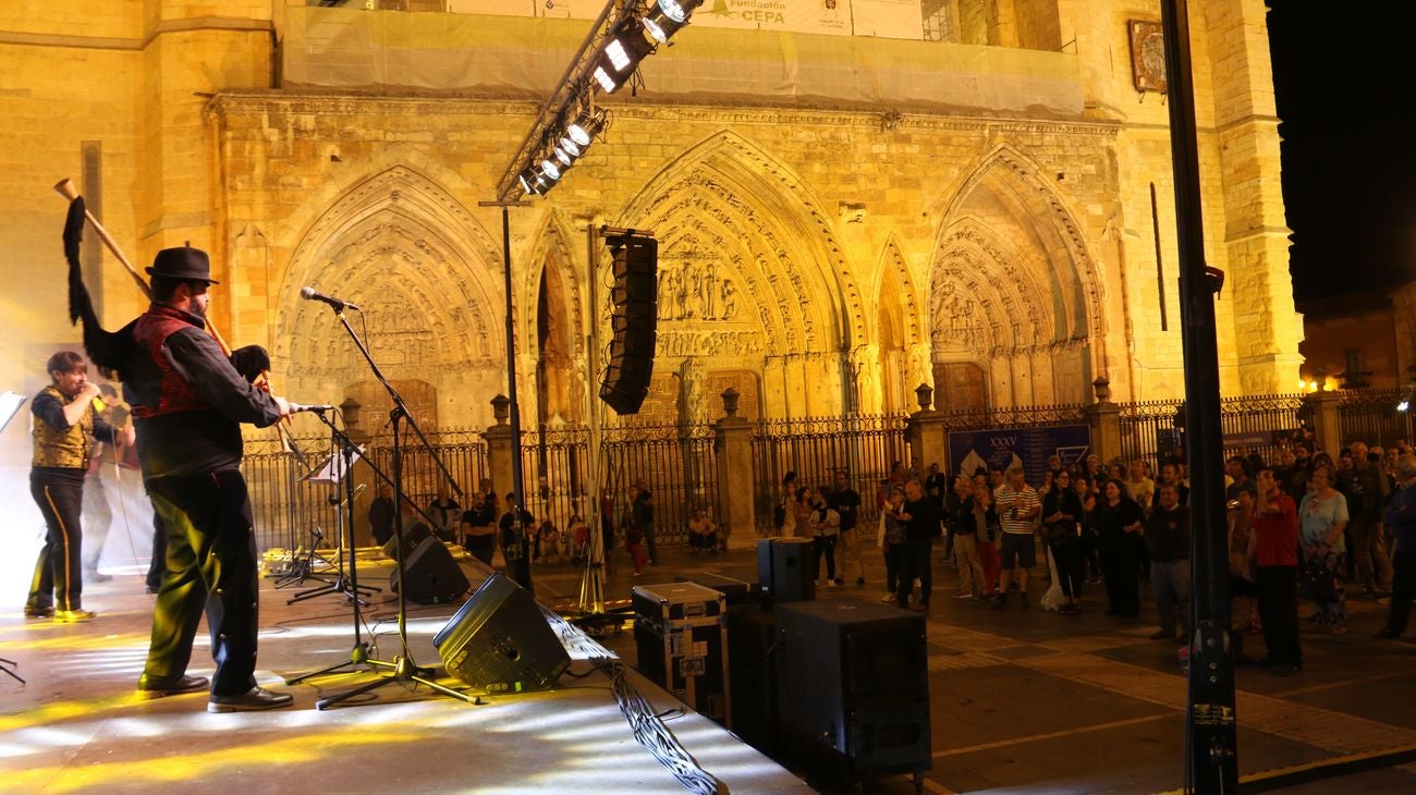 El XII Festival Celta Internacional 'Reinu de Llión' regresa con éxito a la Plaza de la Catedral de la mano de Salón Bombé y con una amplia presencia de público