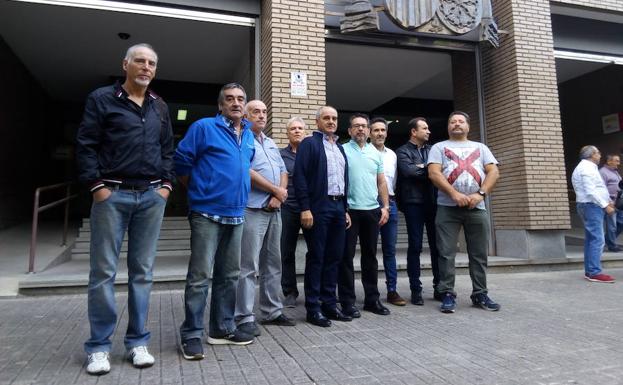 Los trabajadores de Anllares, este jueves a la puerta de los juzgados de Ponferrada.