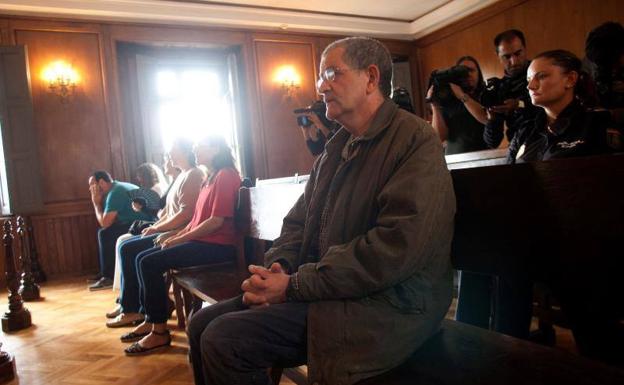 Miguel Rosendo (c), en el banquillo de la Audiencia de Pontevedra.