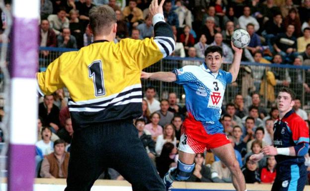 Oscar Mainer, disputando un partido de balonmano con el San Antonio en el año 2000