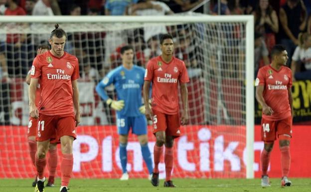 Los jugadores del Real Madrid, cariacontecidos en el Ramón Sánchez-Pizjuán. 