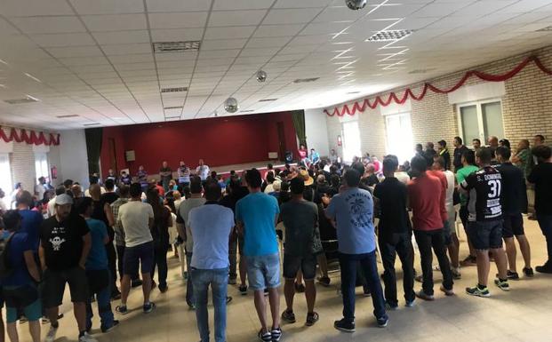 Asamblea de trabajadores en la Casa de Cultura de Villadangos. 