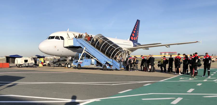 El equipo toma un avión en Bruselas con destino a Noruega.