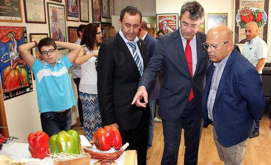 El presidente de la Diputación de León, Juan Martínez Majo (C), inaugura la Feria del Pimiento de Fresno de la Vega acompañado por el alcalde Antonio Lozano(I) y el subdelegado del Gobierno, Faustino Sánchez(D)