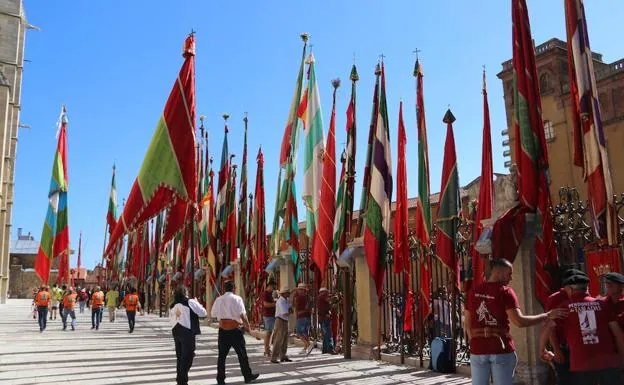 Galería. Desfile de pendones en León capital. 