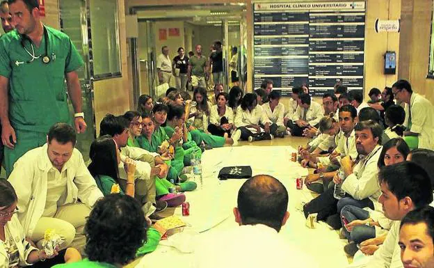 Los médicos hacen una sentada en el hospital Clínico de Valladolid para reclamar los menús. :: 
