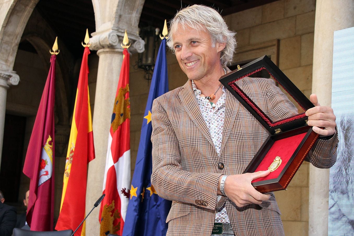 El presidente de la Diputación de León, Juan Martínez Majo, con el aventurero Jesús Calleja