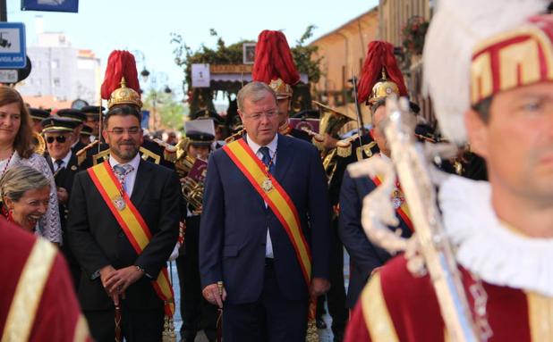 Antonio Silván, a la derecha, durante el desfile de los carros engalanados este domingo.