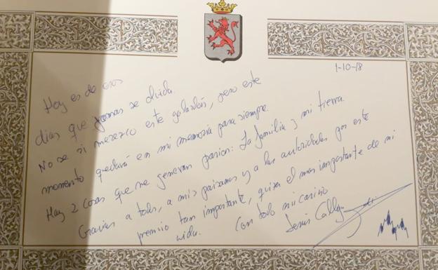 Firma de Jesús Calleja en el libro de honor de la Diputación Provincial de León.