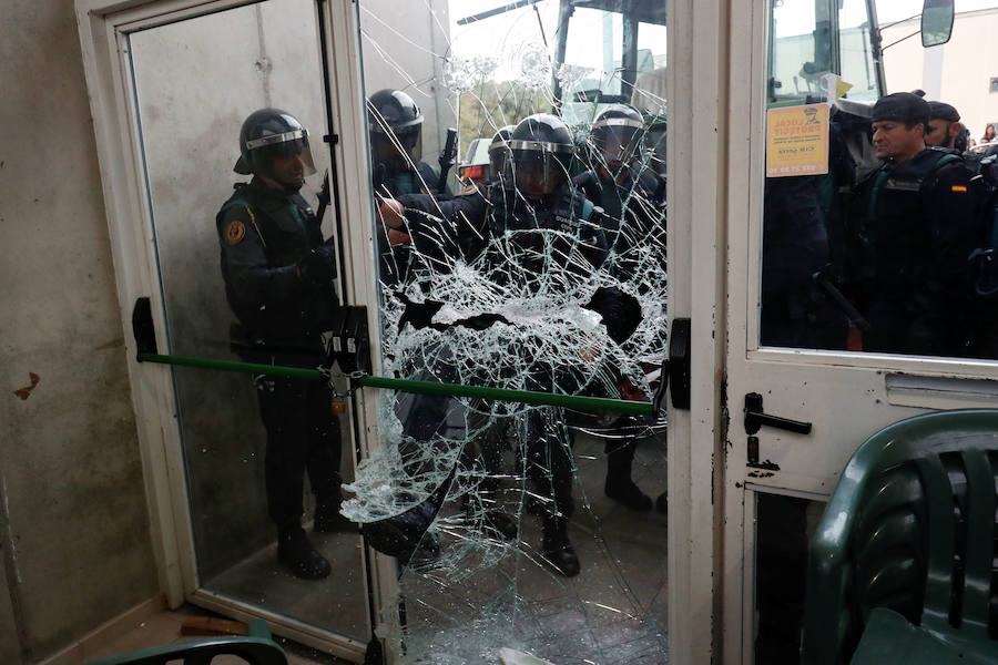 10:05. Policía entrando en un colegio. La tensión va en aumento.