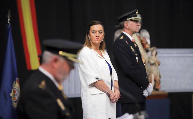 La delegada del Gobierno en Castilla y León, Virginia Barcones, escucha la intervención del comisario jefe de la Policía Nacional de Castilla y León, Jorge Zurita, en la celebración del Día de la Policía Nacional. 