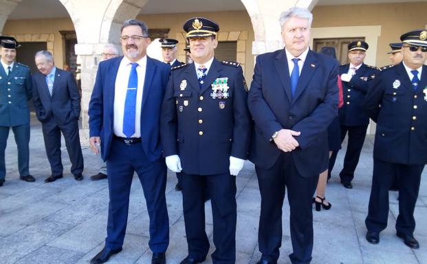 El comisario de Ponferrada, Miguel Ángel Martínez, junto al teniente de alcalde, Ricardo Miranda, y el concejal de Seguridad, Carlos Fernández. 
