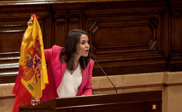 Inés Arrimadas porta una bandera española en el Parlament.