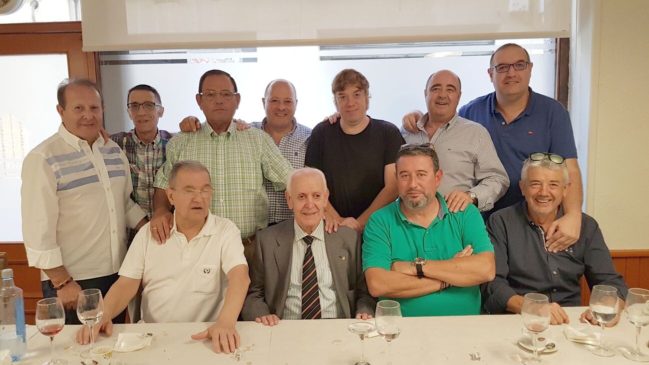 Veteranos representantes de la información deportiva, de clubes deportivos, amigos y compañeros se citan para rendir un emotivo homenaje al presidente de la Delegación Leonesa de Fútbol, Vicente García 'Tino'