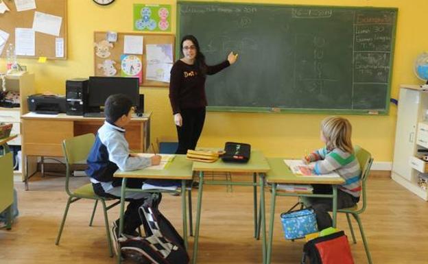 CSIF reclama a la Junta la equiparación salarial y la reducción de las horas lectivas para los profesores de la enseñanza pública
