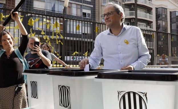 Torra deposita un deseo escrito en una papeleta en una de las urnas utilizadas el pasado 1-O. 