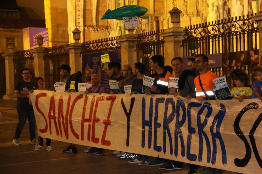 Fotos: La plantilla de Vestas lleva su conflicto a la Catedral de León