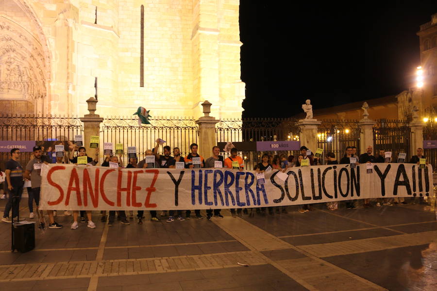 Fotos: La plantilla de Vestas lleva su conflicto a la Catedral de León