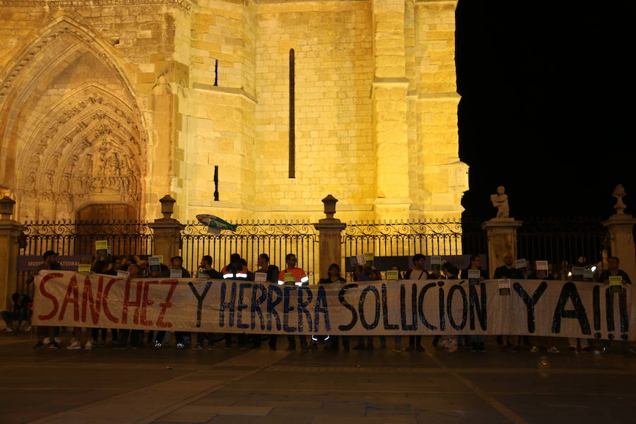 Fotos: La plantilla de Vestas lleva su conflicto a la Catedral de León