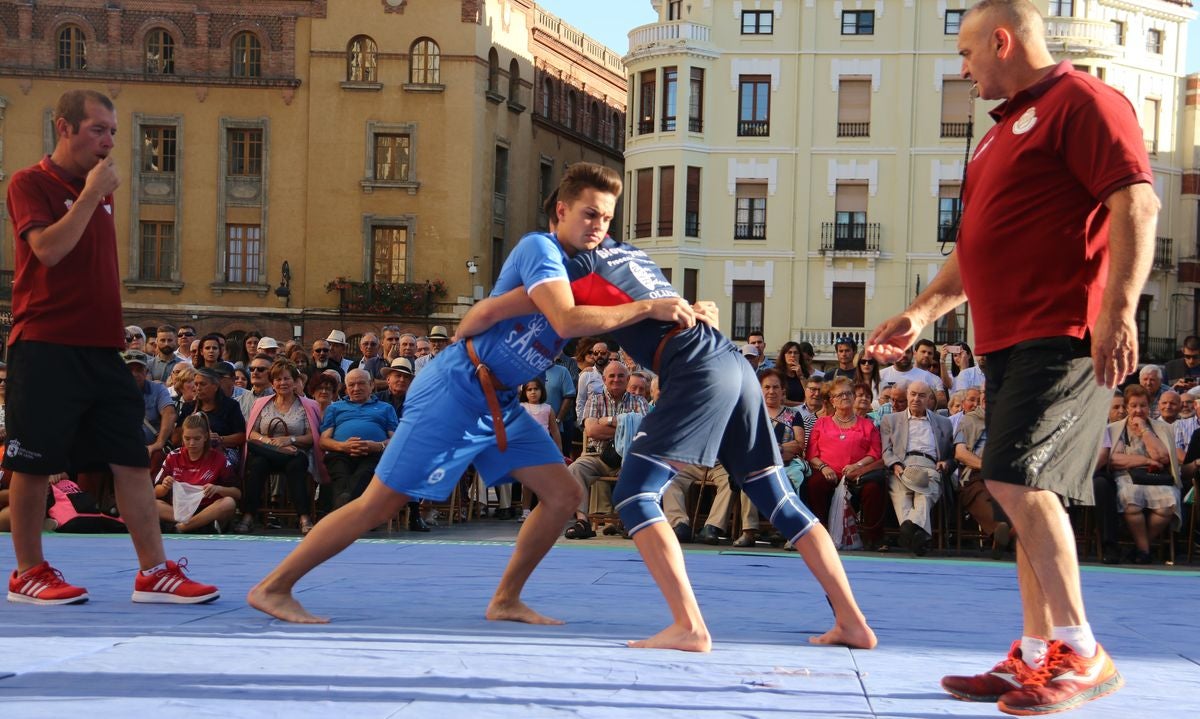 Fotos: La Catedral de León preside el Corro de San Froilán