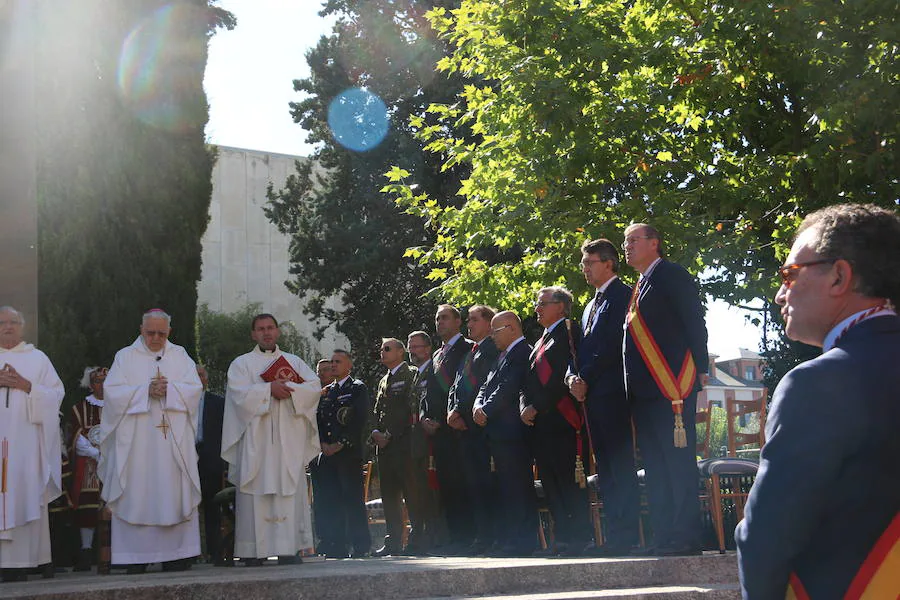 La explanada de la Basílica de la Virgen del Camino vuelve a ser el escenario de la misa en honor a San Froilán, donde los productos de la tierra han compartido protagonismo con el santo