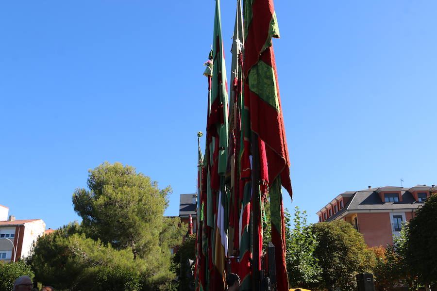 La explanada de la Basílica de la Virgen del Camino vuelve a ser el escenario de la misa en honor a San Froilán, donde los productos de la tierra han compartido protagonismo con el santo