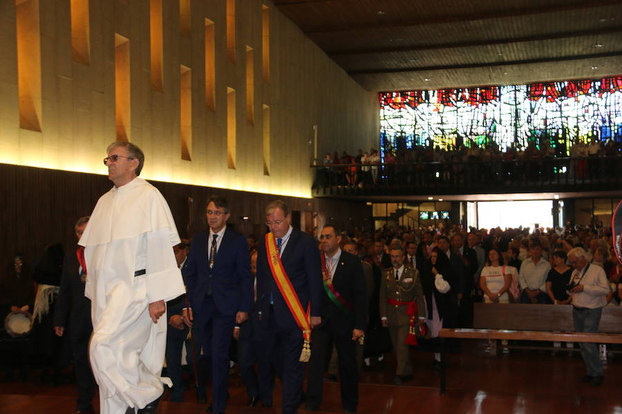 La explanada de la Basílica de la Virgen del Camino vuelve a ser el escenario de la misa en honor a San Froilán, donde los productos de la tierra han compartido protagonismo con el santo