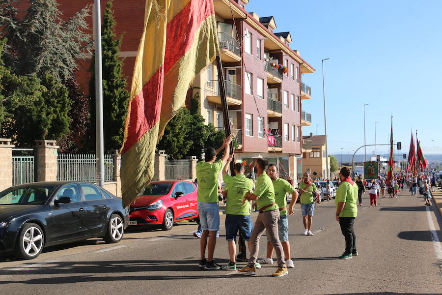 Los pendones leoneses y los carros engalanados exaltan el día de San Froilán en la Virgen del Camino en una muestra del valor y diversidad de las tierras del viejo Reino