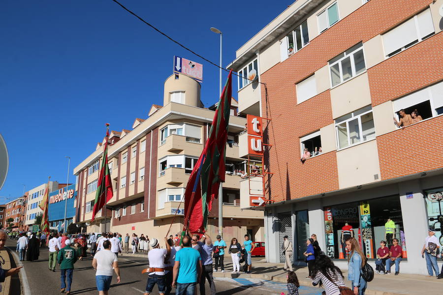 Los pendones leoneses y los carros engalanados exaltan el día de San Froilán en la Virgen del Camino en una muestra del valor y diversidad de las tierras del viejo Reino