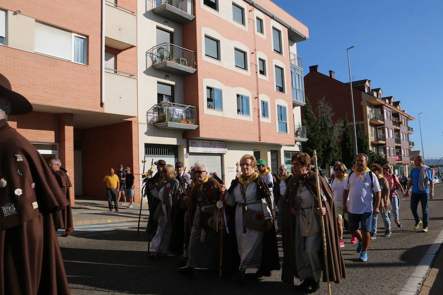 Los pendones leoneses y los carros engalanados exaltan el día de San Froilán en la Virgen del Camino en una muestra del valor y diversidad de las tierras del viejo Reino