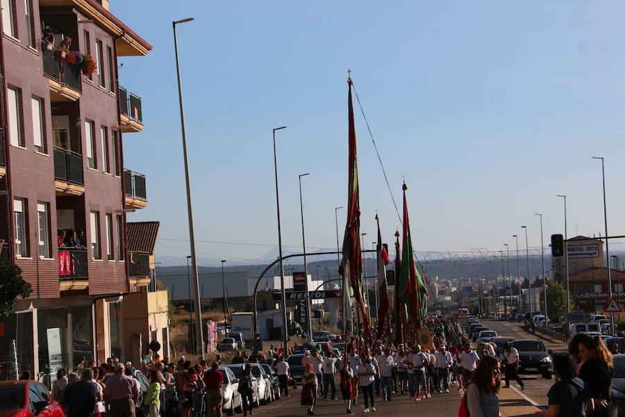 Los pendones leoneses y los carros engalanados exaltan el día de San Froilán en la Virgen del Camino en una muestra del valor y diversidad de las tierras del viejo Reino