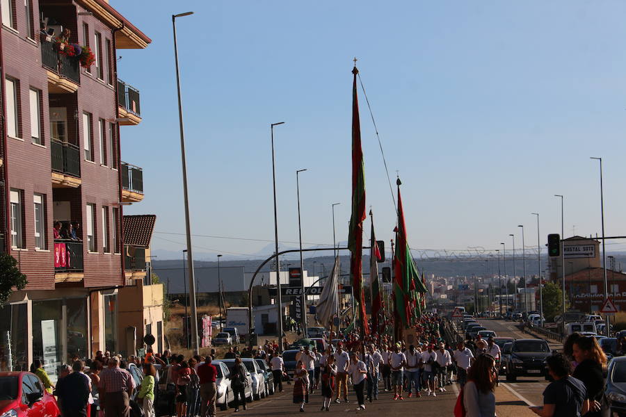 Los pendones leoneses y los carros engalanados exaltan el día de San Froilán en la Virgen del Camino en una muestra del valor y diversidad de las tierras del viejo Reino