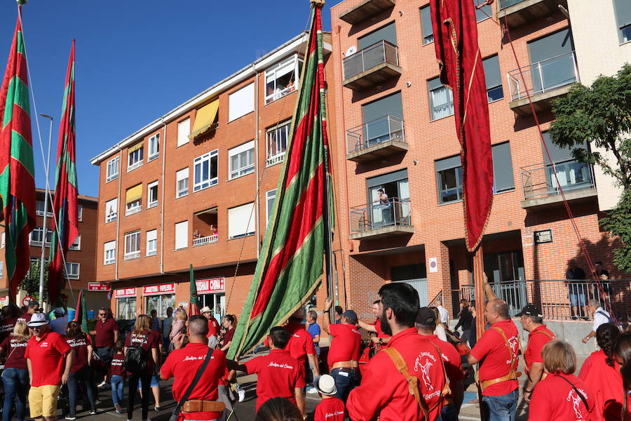 Los pendones leoneses y los carros engalanados exaltan el día de San Froilán en la Virgen del Camino en una muestra del valor y diversidad de las tierras del viejo Reino