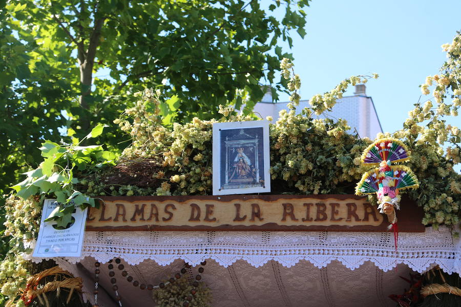 Los pendones leoneses y los carros engalanados exaltan el día de San Froilán en la Virgen del Camino en una muestra del valor y diversidad de las tierras del viejo Reino