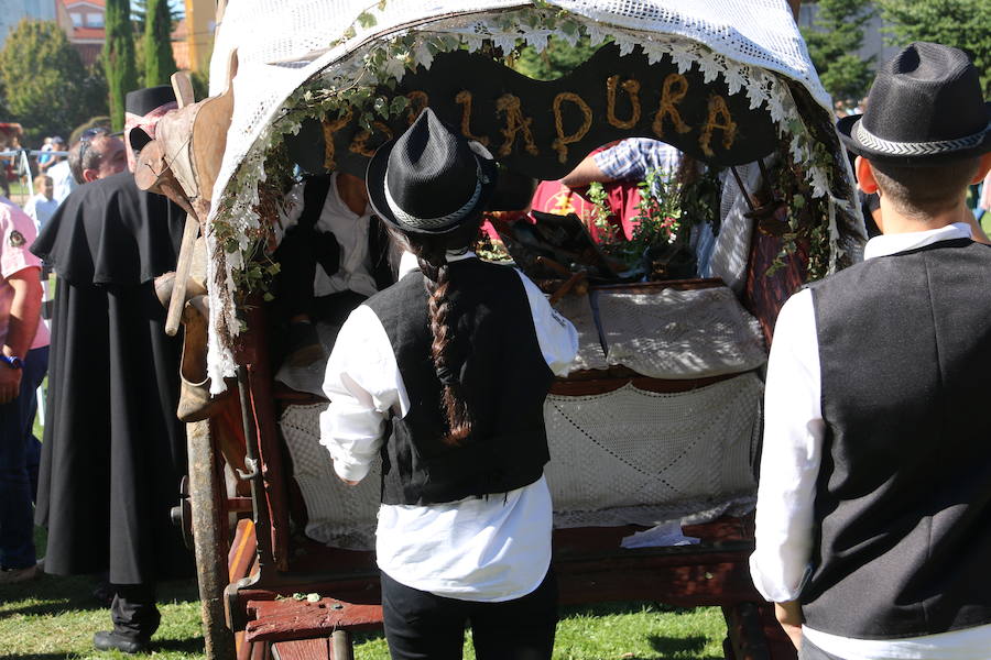 Los pendones leoneses y los carros engalanados exaltan el día de San Froilán en la Virgen del Camino en una muestra del valor y diversidad de las tierras del viejo Reino