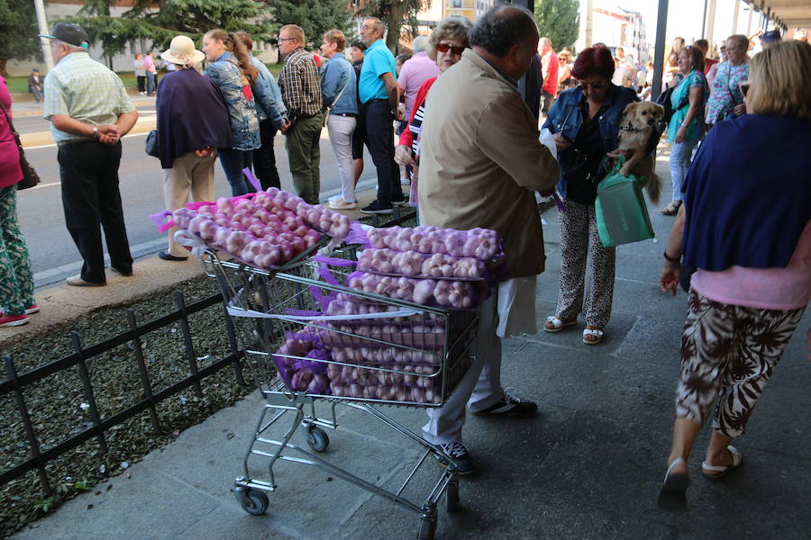 Los vecinos del viejo reino cumplieron en la mañana del viernes con la tradición de 'tocar la nariz' al santo para celebrar la fiesta del patrón de la Diócesis de León, San Froilán, en La Virgen del Camino