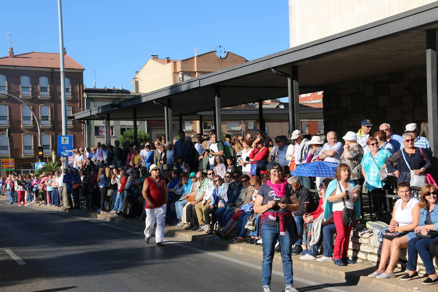 Los vecinos del viejo reino cumplieron en la mañana del viernes con la tradición de 'tocar la nariz' al santo para celebrar la fiesta del patrón de la Diócesis de León, San Froilán, en La Virgen del Camino