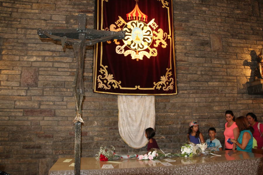 Los vecinos del viejo reino cumplieron en la mañana del viernes con la tradición de 'tocar la nariz' al santo para celebrar la fiesta del patrón de la Diócesis de León, San Froilán, en La Virgen del Camino