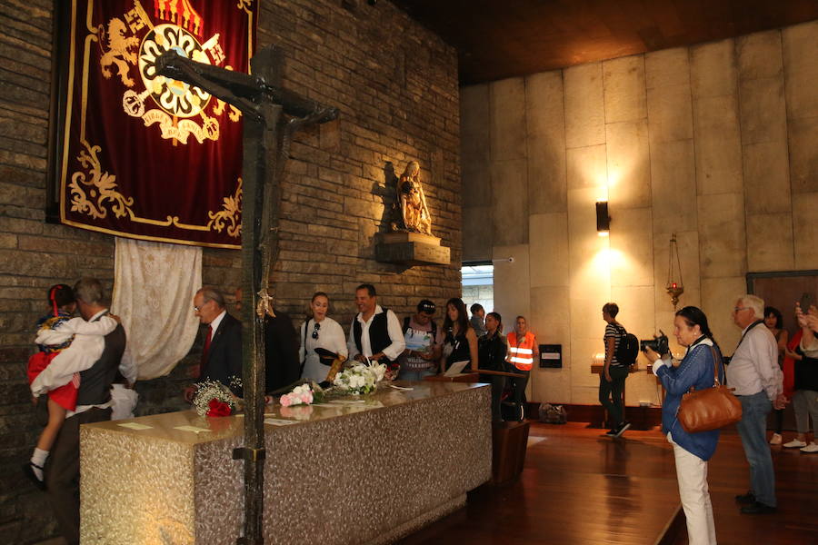 Los vecinos del viejo reino cumplieron en la mañana del viernes con la tradición de 'tocar la nariz' al santo para celebrar la fiesta del patrón de la Diócesis de León, San Froilán, en La Virgen del Camino