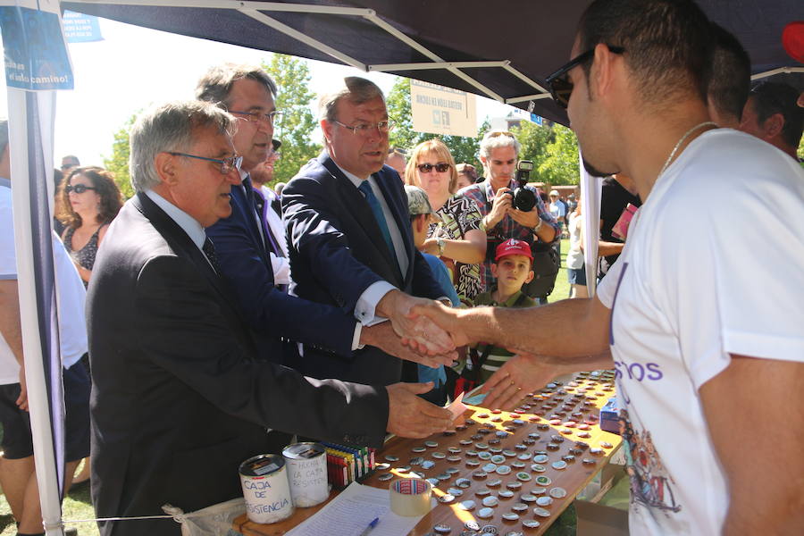 Los empleados de esta empresa montaron una carpa en la romería de la Virgen del Camino que recibió la visita del presidente de la Diputación, Juan Martínez Majo y del alcalde de León, Antonio Silván 